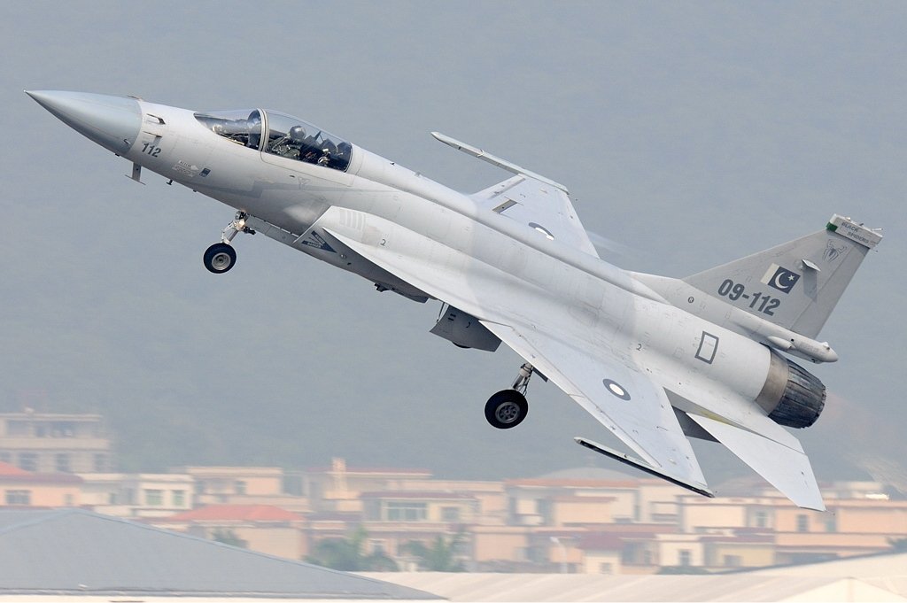 https://upload.wikimedia.org/wikipedia/commons/1/1b/Pakistan_Air_Force_Chengdu_JF-17_Gu.jpg